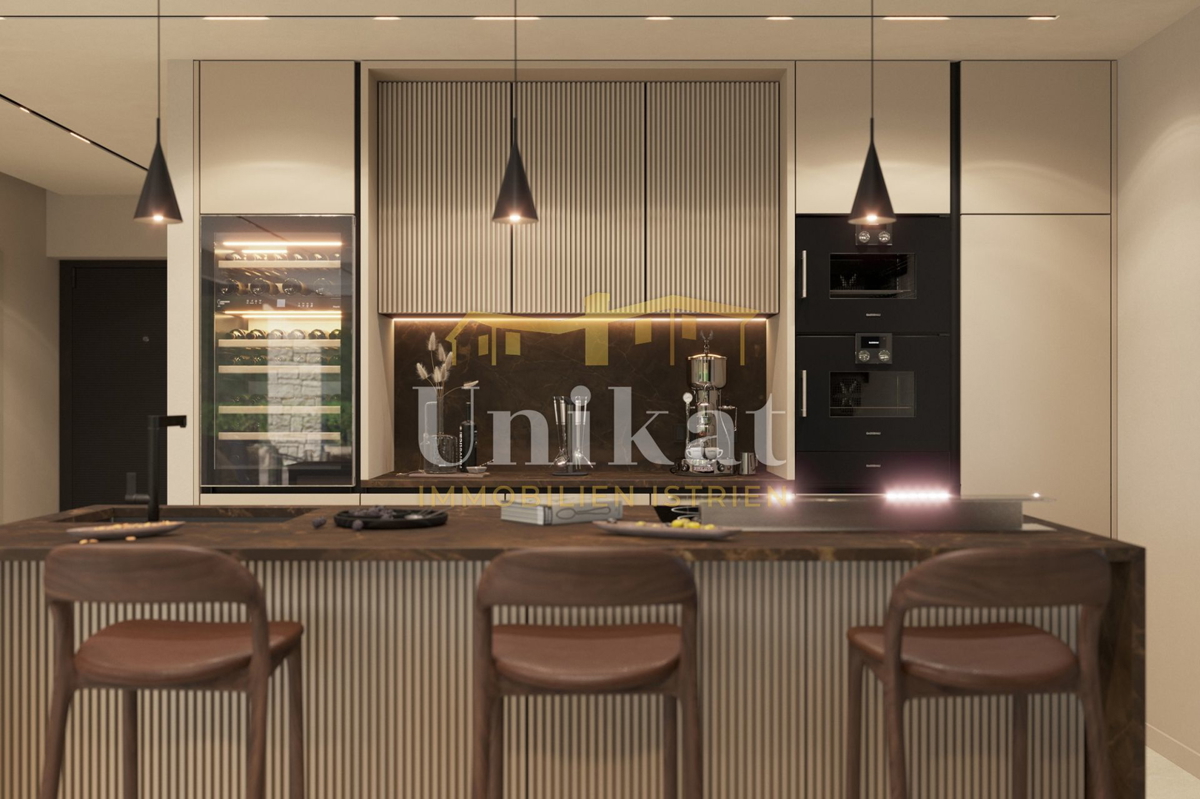 Casa con grande terrazza sul tetto e piscina